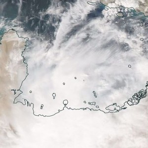 بالفيديو: منخفض الرحمة يؤثر على أبوظبي بالأمطار والأجواء الغائمة