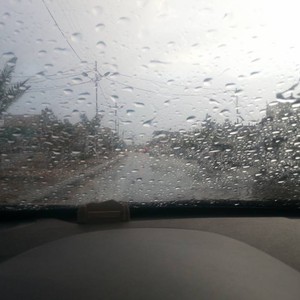 بالصور: تساقط زخات من المطر في مدينة معان يوم الأحد