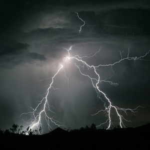 البروق تضيء سماء الإسكندرية للمرة الأولى لهذا الموسم