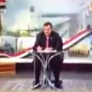 فيديو طريف: مذيع يمني يتلقى اتصالاً من صاحب البدلة التي يرتديها ويطالبه فيها