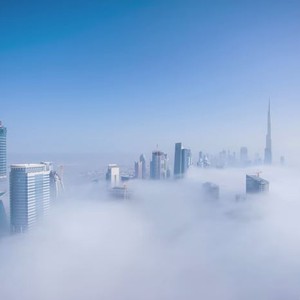 مشهد مدهش لتدفق السُحُب والضباب بين أبراج دبي