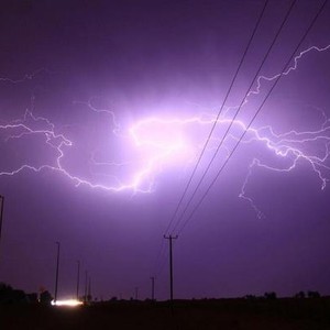 نوفمبر يبدأ بالأمطار والرعود على شمال الإمارات.. شاهد الصور