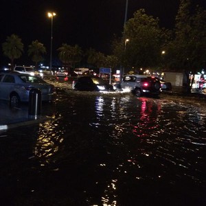بالفيديو: عاصفة مطرية تُغرق أحياء  مدينة جدة
