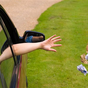 فتاة تلقن كل من يرمي القمامة بالشارع درساً لن ينساه أبداً