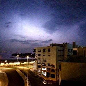 بالصور: بروق كثيفة تضيء سماء جدة فجر الأحد