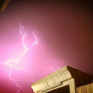 مشهد لغزارة الامطار شمال مدينة الرياض ليلة الخميس/الجمعة