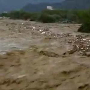 فيديو : مشاهد من سيول الباحة الجارفة و أمواجها المتلاطمة يوم الجُمعة