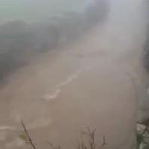 فيديو : شاهد قوة السيول الكبيرة في إحدى قرى الباحة نهار الجمعة