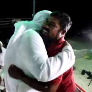  سعوديون يساعدون عاملاً بنغالياً على العودة لبلاده لرؤية والدته المريضة