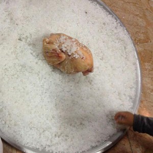 بالصور: بعد عاصفة بردية تاريخية .. شاهد أطباق البرد على موائد الناس في حفر الباطن