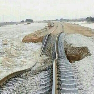 بالفيديو : انهيار سكة الحديد التي يتم إنشاؤها بين الرياض و القصيم بعد الأمطار