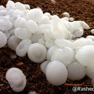 بالصور: عاصفة بردية بأحجام كبيرة تضرب الرس و الشوارع تغرق بمياه الأمطار