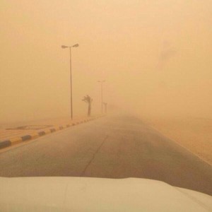 بالصور: تشكُل موجة غبار كثيفة في أجزاء من وسط وشرق السعودية 