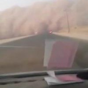 فيديو مخيف : سائق في بيشة يقرر عدم إكمال طريقه.. بسبب هول العاصفة الرملية التي تأتي نحوه