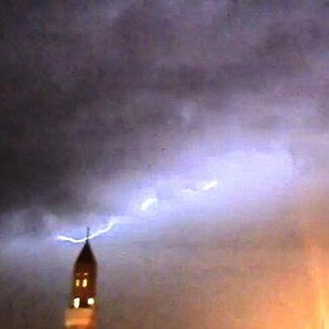 بالصور : البروق تضيء سماء الرياض و أمطار غزيرة في بعض الأحياء