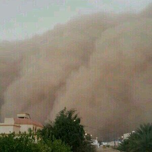 بالفيديو : عاصفة رملية جدارية تضرب الافلاج