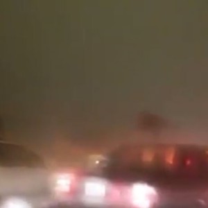 بالفيديو : لحظة انقلاب النهار فجأة إلى ما يُشبه الليل في مكة المكرمة بسبب عاصفة قوية