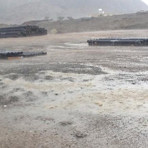 بالصور : أمطار رعدية غزيرة تزور الطائف عصر الخميس 