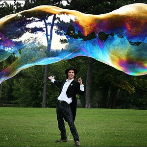 شاهد بالفيديو: رجُل يصنع فقاعات صابون عملاقة 