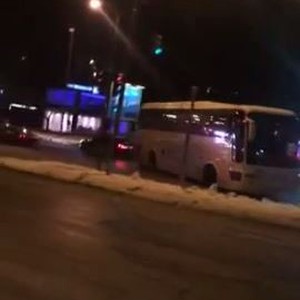 بالفيديو: حادث إنزلاق حافلة بسبب الجليد في عمّان..مشهد يحبس الأنفاس