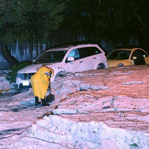 بالصور: عاصفة تاريخية تدفن عاصمة المكسيك تحت 100 سنتيمتر من البرد