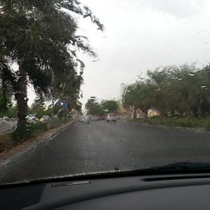 بالصور: تساقط الأمطار على مدينة العين