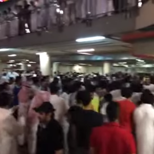 هكذا اصطف المواطنون أمام المتاجر للحصول على "آي فون 6" !