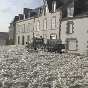 شاهد لحظة اجتياح زبد البحر لبلدة بريتاني الفرنسية 