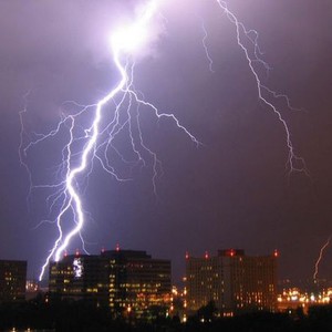 نجاة أمريكي من صاعقة رعدية ضربت شجرة على بعد مترٍ واحد منه 