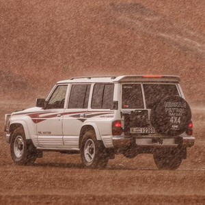 بالصور:أمطار الخير تروي أجزاء من صحراء الإمارات قبل نهاية شهر رمضان