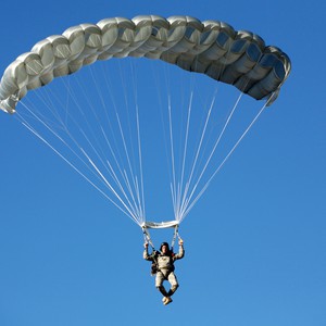 بالفيديو : سعودي يحاول الطيران و لكنه يصطدم بمبنى مُجاور