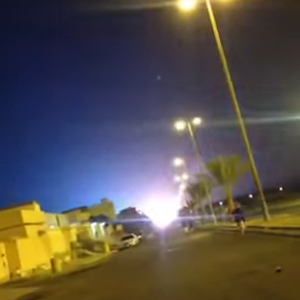 شاهد لحظة انفجار محطة الكهرباء الرئيسية بالقريات وهروب المارة 