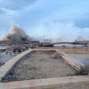 بالصور: شابالا يضرب سواحل حضرموت ويبعد 80 كم فقط عن المكلا