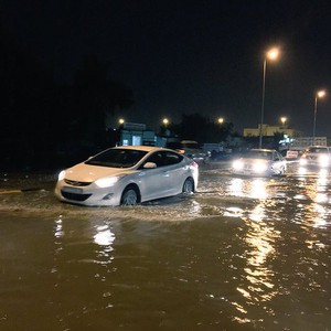 بالصور.. الأمطار الغزيرة تعم مدينة الفجيرة مساء الثلاثاء
