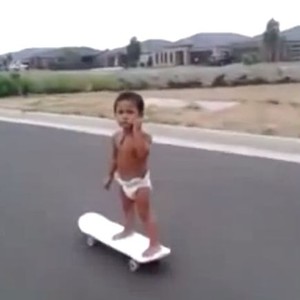 طفل عمره سنتين ينافس المُحترفين بالتزلج على اللوح! 