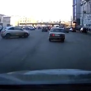 بالفيديو: فتاة تركن سيارتها بطريقة جنونية عجز عن تنفيذها ابطال هوليوود