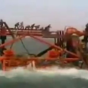 بعيداً عن الطقس: فيديو مأساوي لغرق بارجة ارامكو نهار الخميس