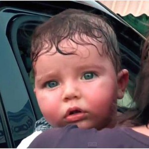  إنقاذ طفل من الاختناق نتيجة ارتفاع الحرارة داخل سيارة 