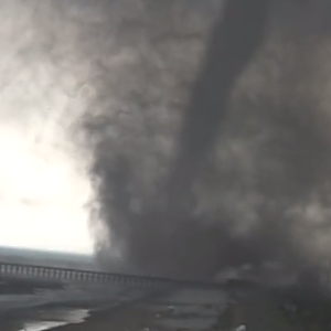 اللحظات الأكثر رُعباً في حياة سائح على شواطئ كارولينا الامريكية  "حقيقي" 