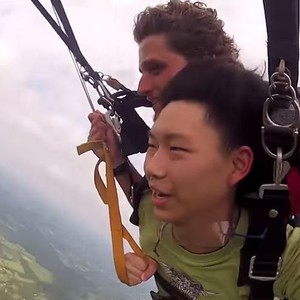 سائح يفقد وعيه على إرتفاع 1500م أثناء تنفيذه لقفزة مظلية خطرة