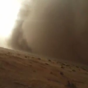  شاهد لحظة هروب مواطن سعودي بسيارته من عاصفة الافلاج الرملية