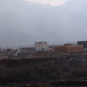 مواطن يرصد لحظة انفجار محول كهربائي نتيجة لصاعقة رعدية بعسير