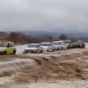 الدفاع المدني يُنقذ سيارة عالقة وسط السيول في المدينة المنورة