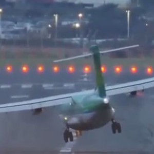 لحظة هبوط مرعبة لطائرتين وسط رياح قوية