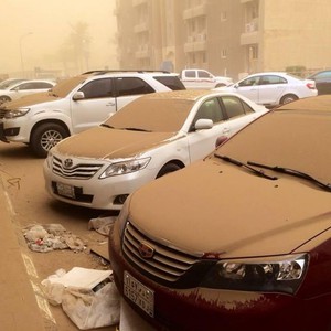 طفل سعودي موهوب يحوّل سيارة والده للوحة فنية بعد عاصفة رملية