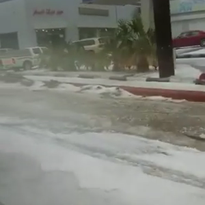 مشهد تاريخي ونادر يظهر تراكم البرد بكثافة في بلجرشي ظهر الجُمعة 