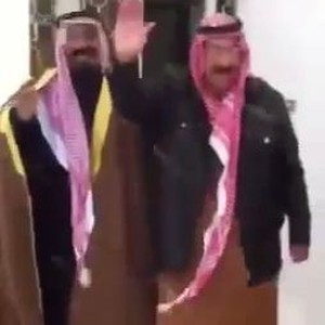 مواطنون يستقبلون ثلوج عرعر بالرقص و الفرح 