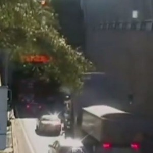 سائق شاحنة يدخل إلى أحد أنفاق أستراليا ويتسبب بكارثة 