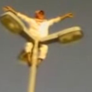 سعودي غريب يتسلق أعمدة الإنارة بسرعة الريح .. لن تتخيل كيف سينزل 