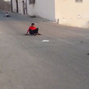 بالفيديو: أجدد طرق التسلية لدى أطفال السعودية "التزلج على الشارع" 